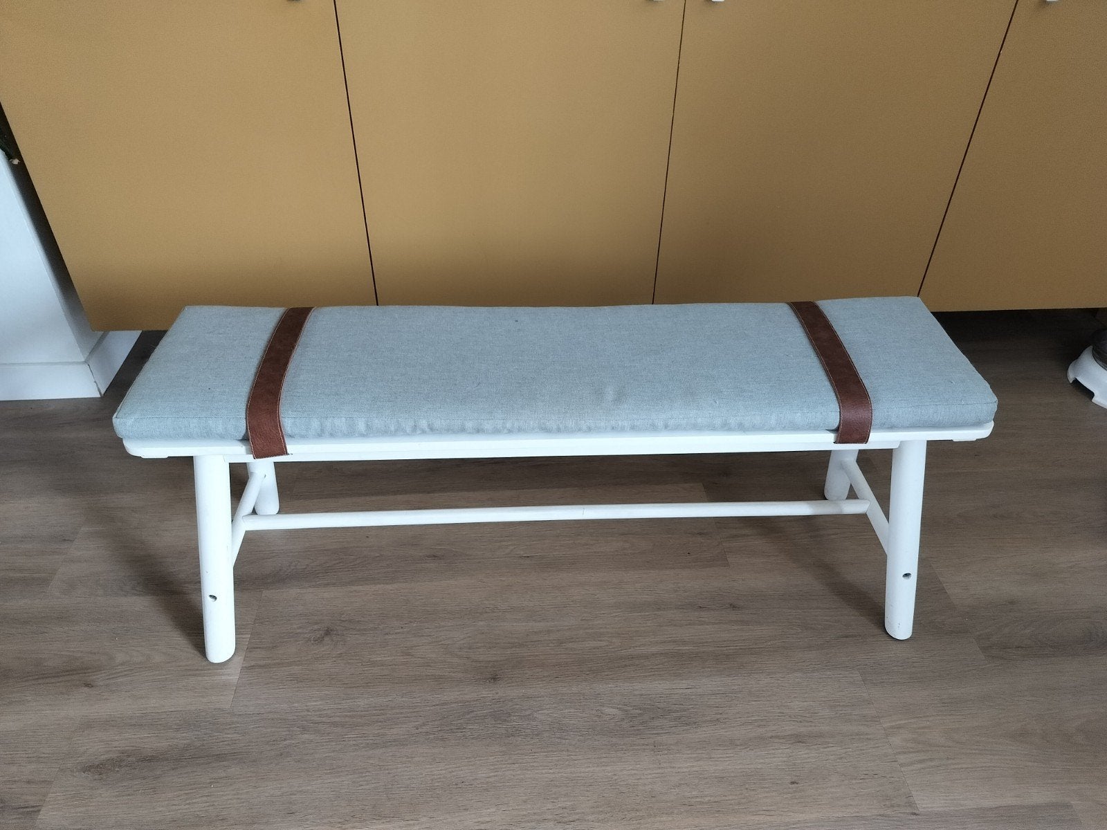 Scandinavisch wit houten bankje met kussen, Huis en Inrichting, Krukjes, Ophalen, Hout