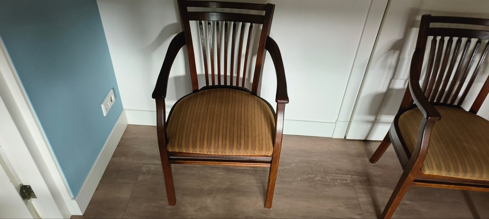 Set van 4 klassieke houten stoelen met gestoffeerde zitting, Ophalen