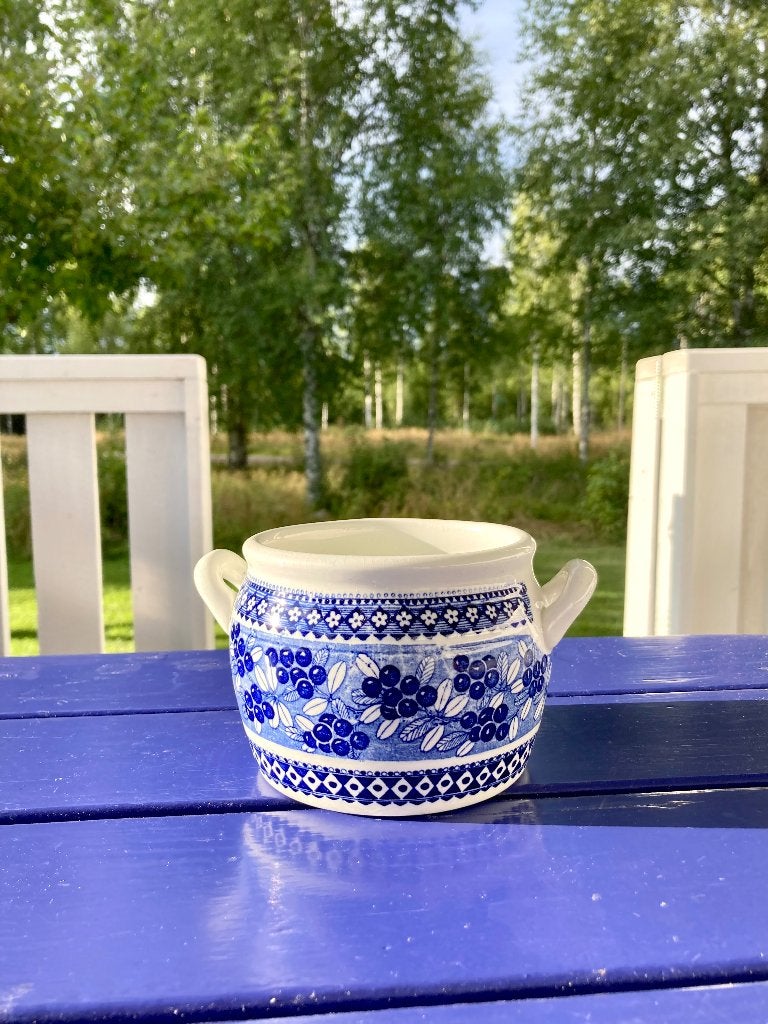 Arabia Finland: vintage boterpot, rode bessen "Puolukka"., Gebruikt, Overige merken, Keramiek, Vintage
