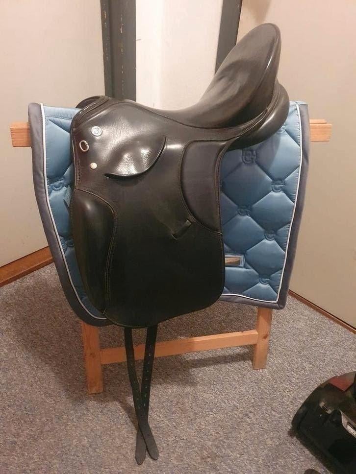 Kieffer Action dressuurzadel 18 inch, Dieren en Toebehoren, Ophalen of Verzenden, Zo goed als nieuw, Dressuur
