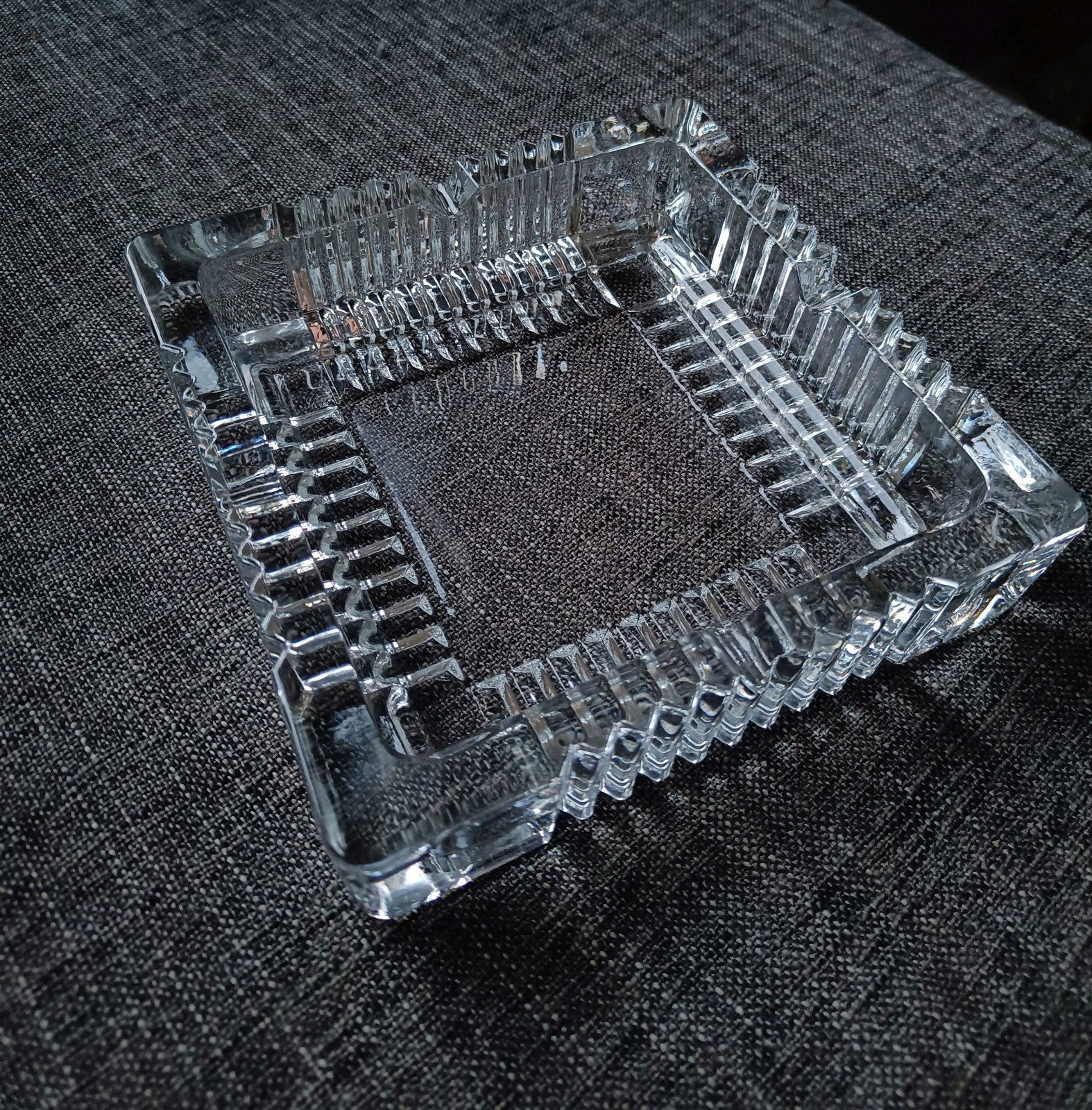 Grote glazen asbak met decoratieve rand, Ophalen of Verzenden