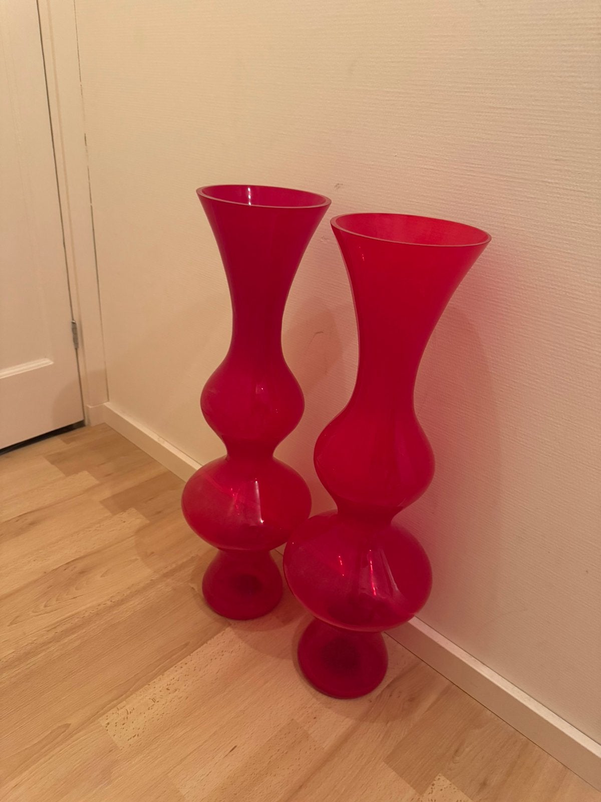 Twee glazen vazen - 70 cm hoog, Huis en Inrichting, Woonaccessoires | Vazen, Ophalen, Zo goed als nieuw, Rood