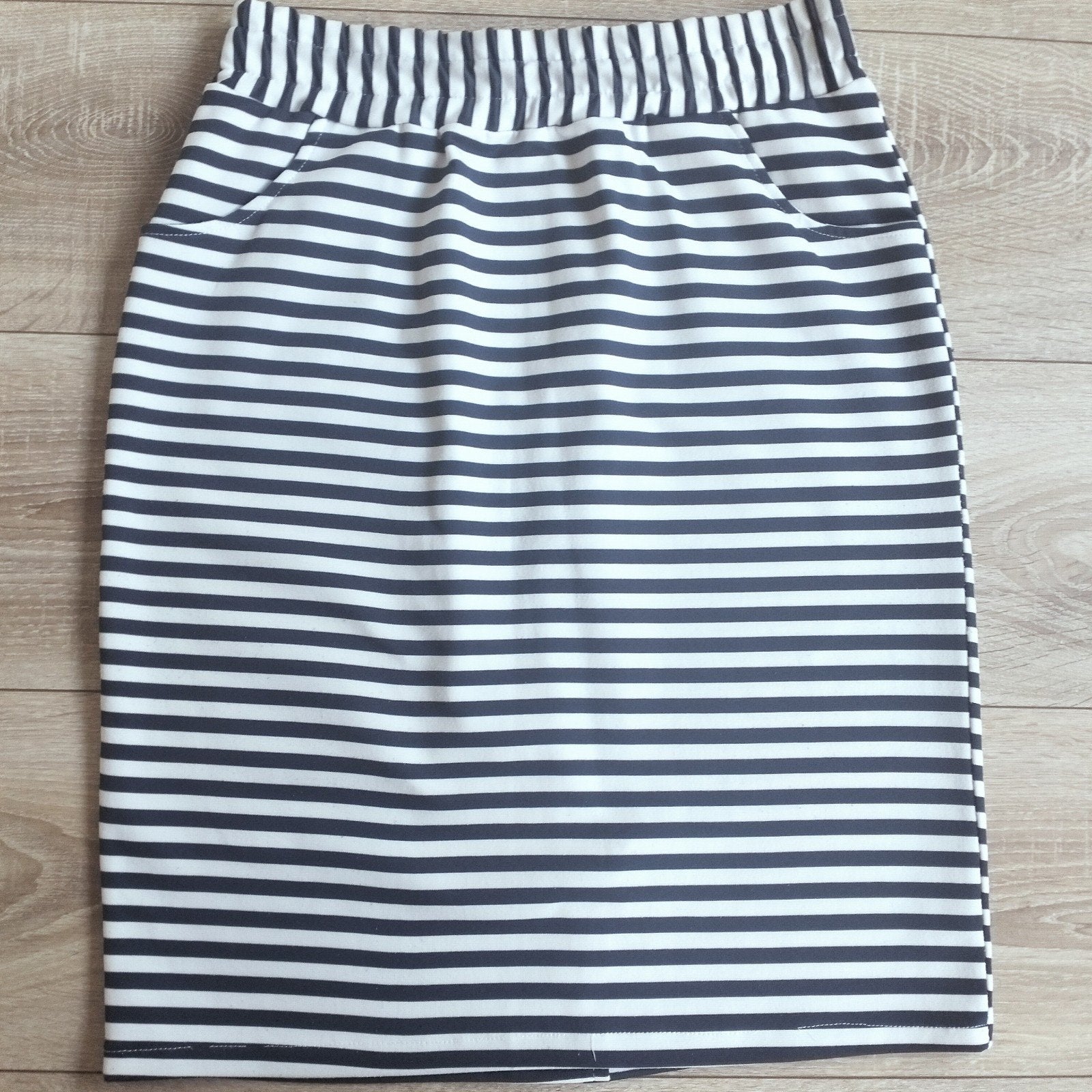 wit blauw gestreepte rok met elastiek valt boven de knie, Maat 38/40 (M), Blauw, Ophalen of Verzenden, Zo goed als nieuw