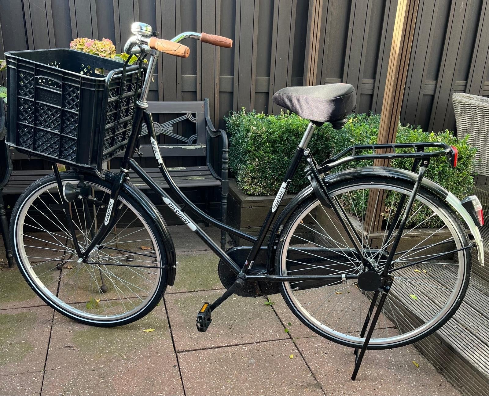 President Damesfiets met voordrager en krat, Fietsen en Brommers, Terugtraprem, 53 tot 56 cm, Versnellingen, Zo goed als nieuw