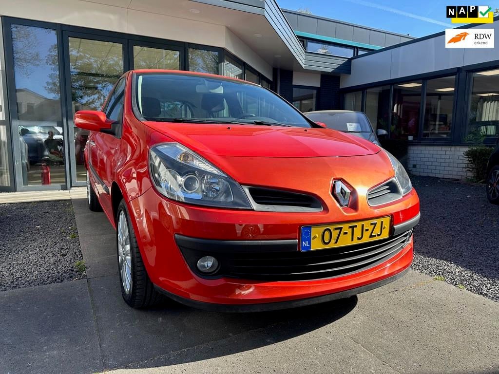 Renault Clio 1.6-16V Privilège, Auto's, Renault, Voorwielaandrijving, Gebruikt, Zwart, 4 cilinders
