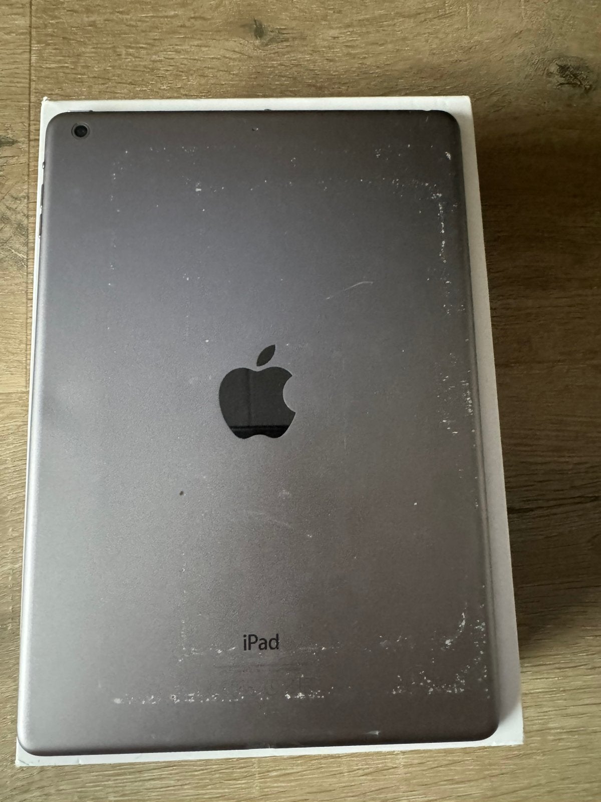 Foto 2 van Ipad air met beschadigingen zie fotos  €45