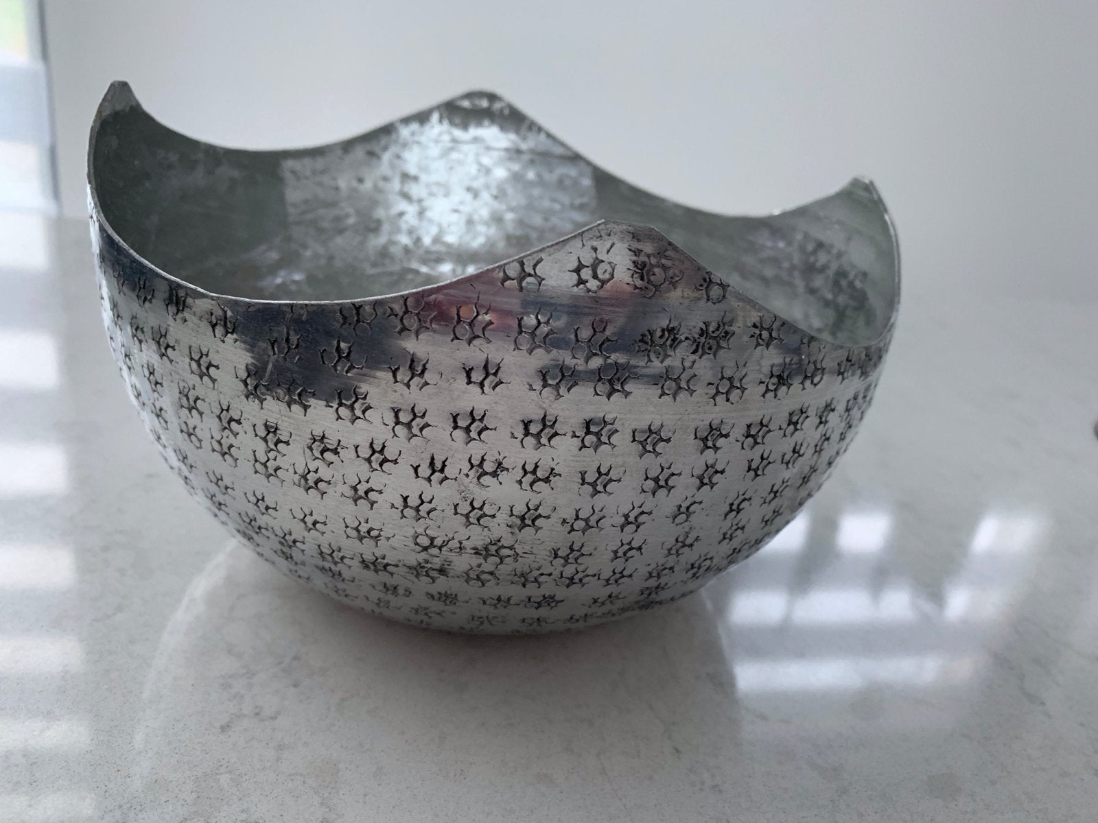 Decoratieve metalen schaal met patroon nieuw, Huis en Inrichting, Schaal, Rond, Nieuw, Geribbeld