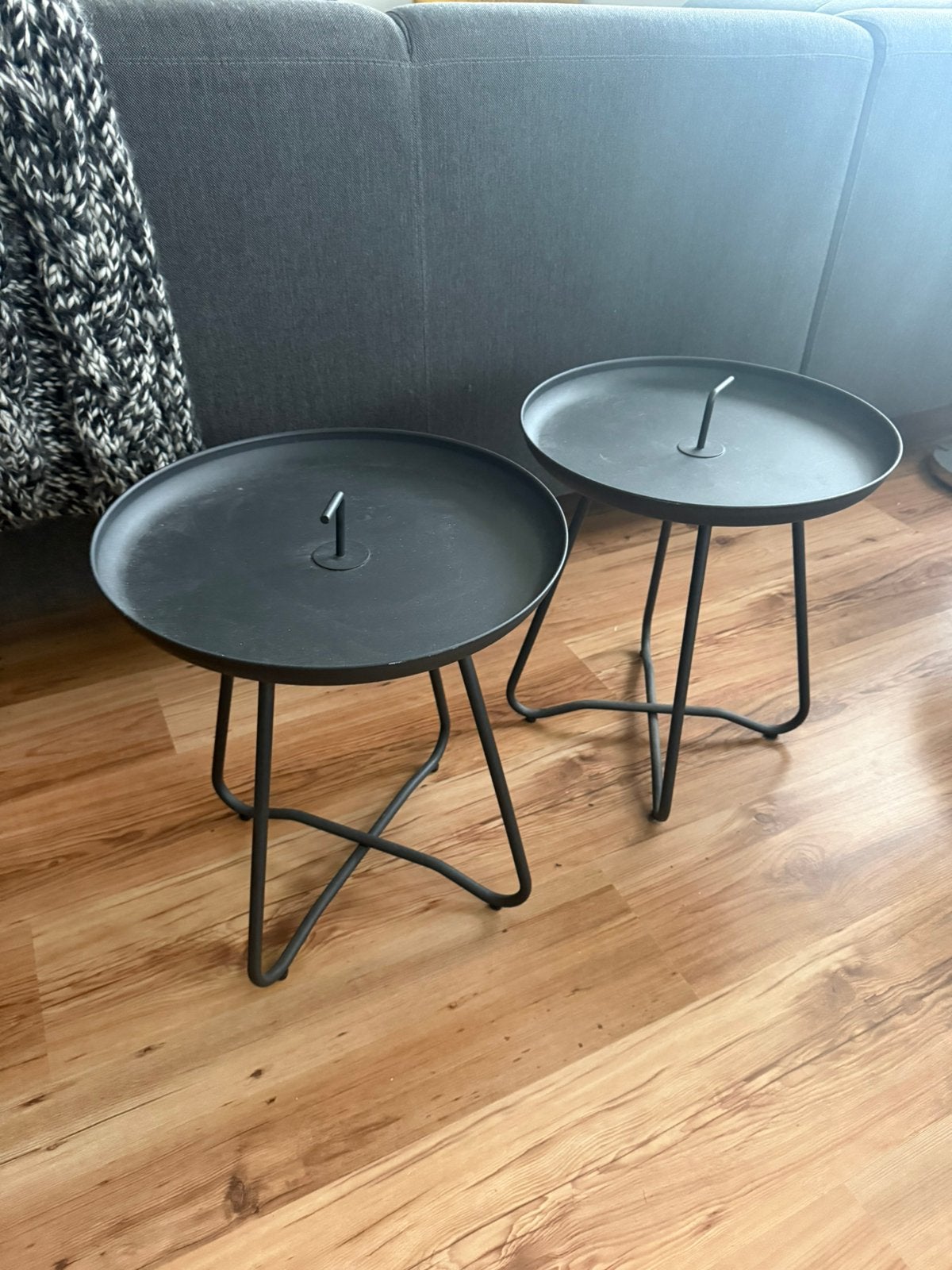 Set van twee metale bijzettafels, Huis en Inrichting, Tafels | Bijzettafels, Minder dan 55 cm, Metaal of Aluminium, Rond, Zo goed als nieuw