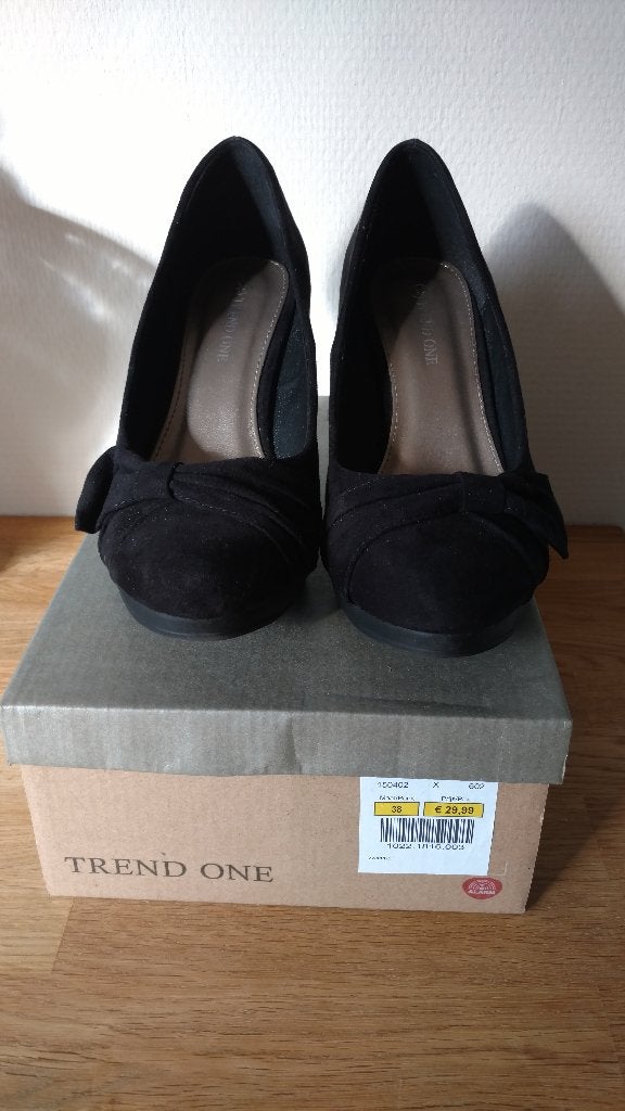 Trend One imitatie suede zwarte pump met strik maat 38 izgs, Ophalen, Zo goed als nieuw, Zwart