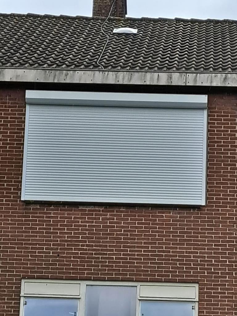 Rolluik elektrische als nieuw, Doe-het-zelf en Verbouw, Rolluiken, Ophalen, 200 cm of meer, Minder dan 100 cm, Wit