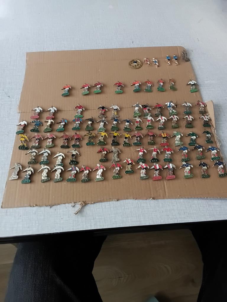 83 stuks speldjes van voetbalclubs., Ophalen of Verzenden, Gebruikt, Overige onderwerpen