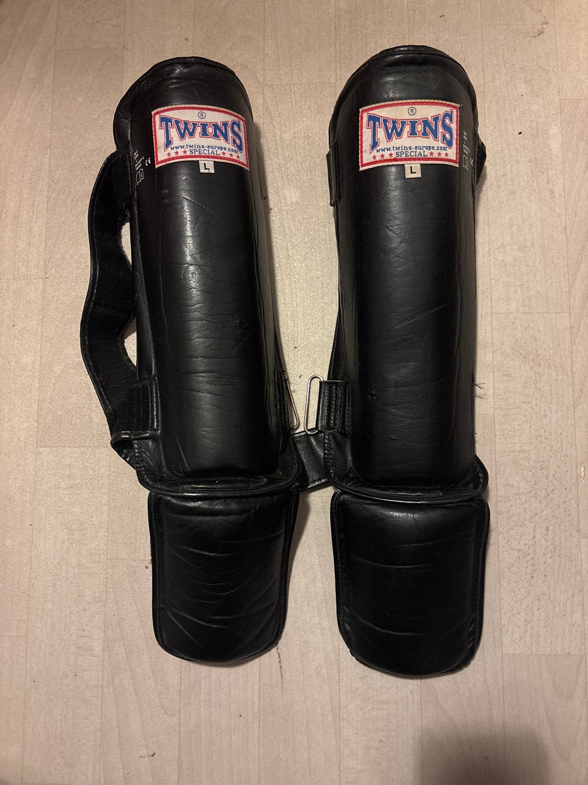Twins scheenbeschermers - Maat L - Zwart, Sport en Fitness, Gebruikt, Overige, Vechtsportbescherming, Maat L