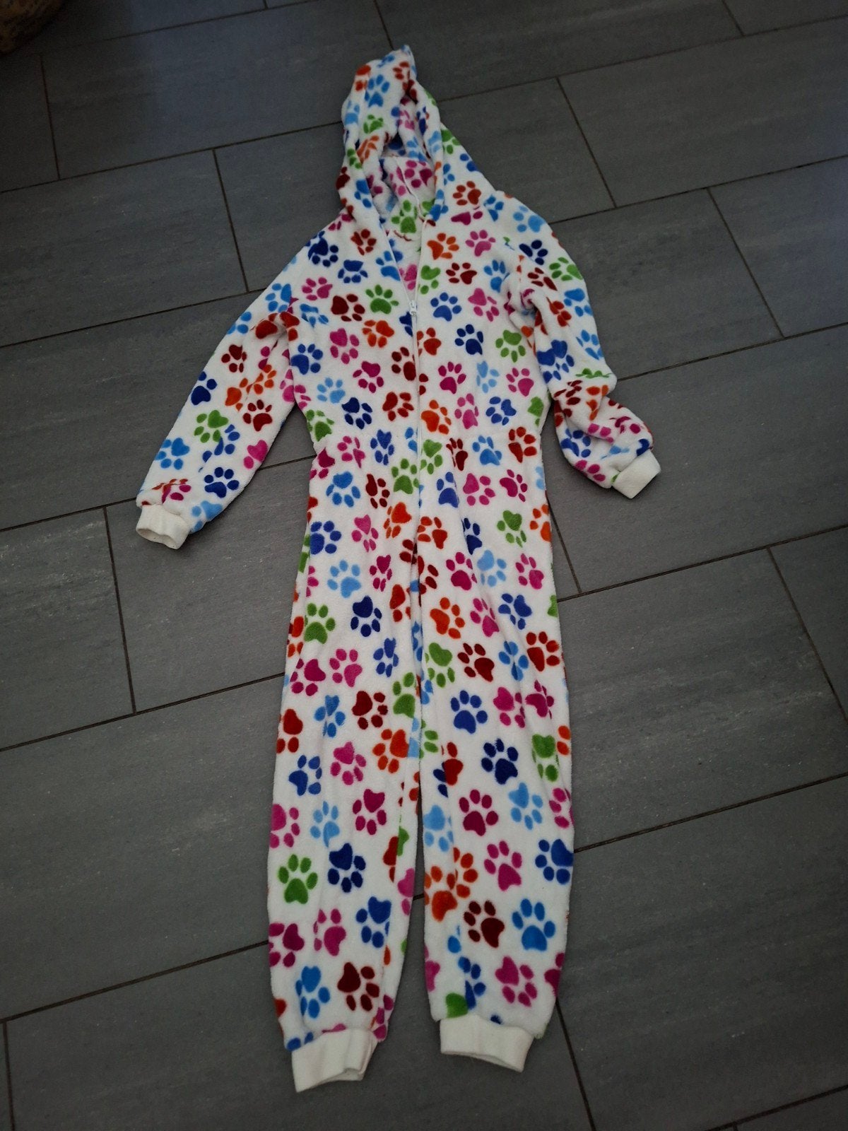kleurrijke onesie met hondenpootjes maat 9-11 jaar, Fox in a Box, Jongen of Meisje, Ophalen of Verzenden, Overige typen