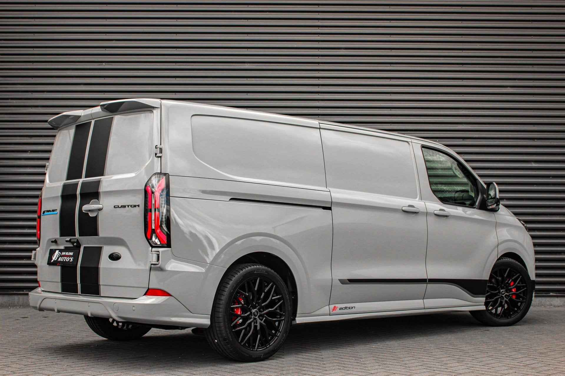 Ford E-Transit Cust. 340 L2H1 SPORT 71 kWh 218PK / JB-EDITON, Automaat, Achterwielaandrijving, Zwart, Nieuw