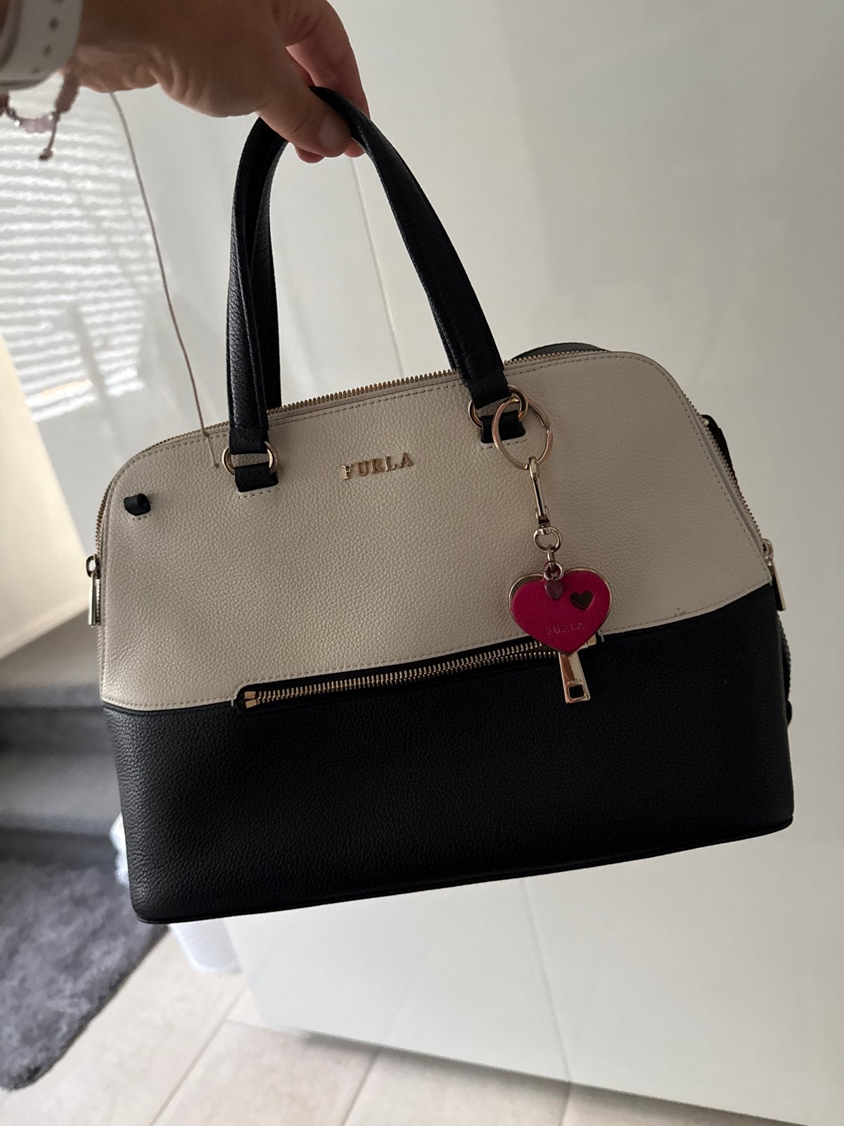 Furla handtas zwart/beige wit met hartjes sleutelhanger, Ophalen of Verzenden, Gebruikt, Zwart, Handtas