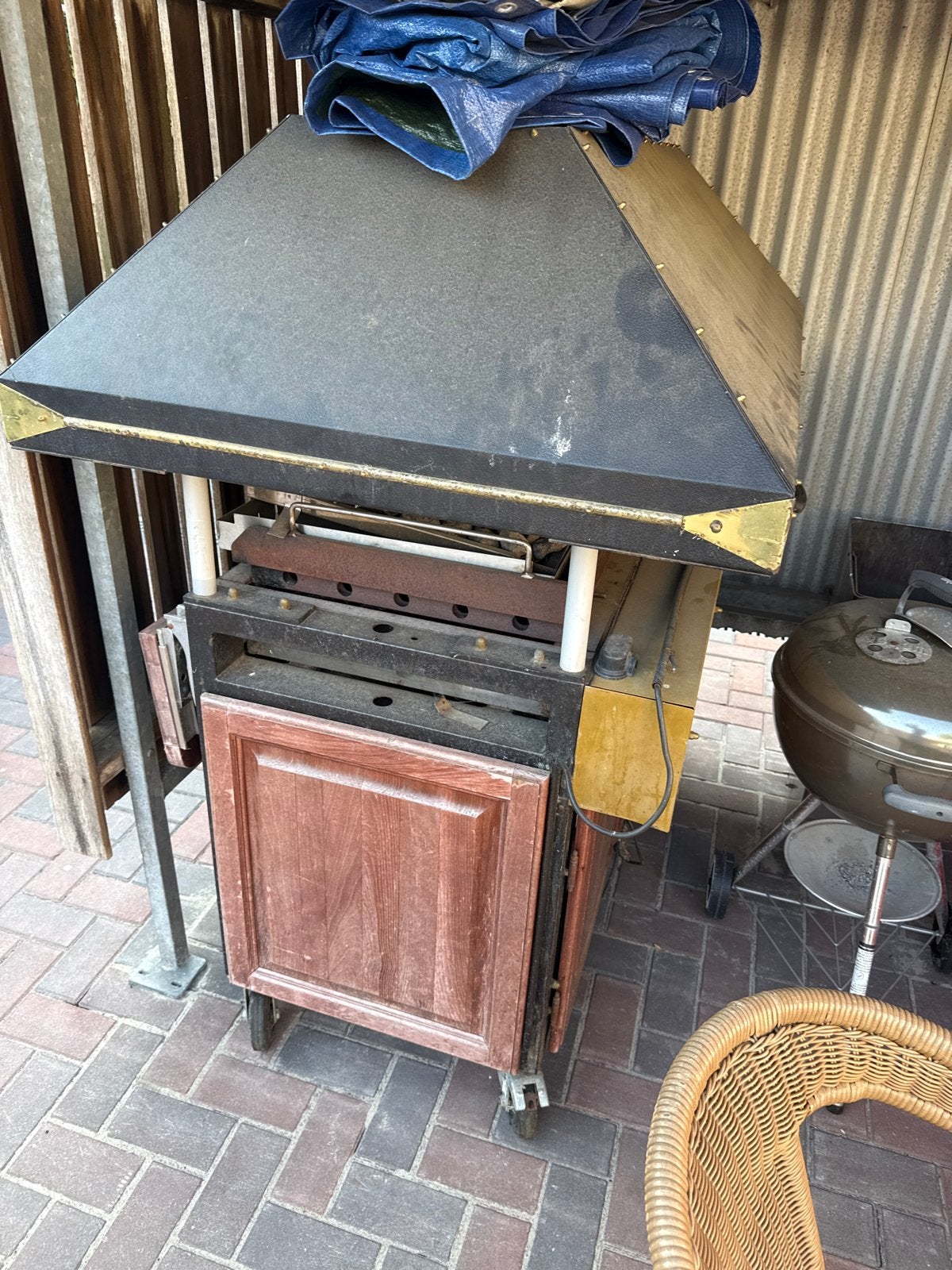 Grote buitenkeuken/barbecue met afzuigkap, Ophalen, Gebruikt