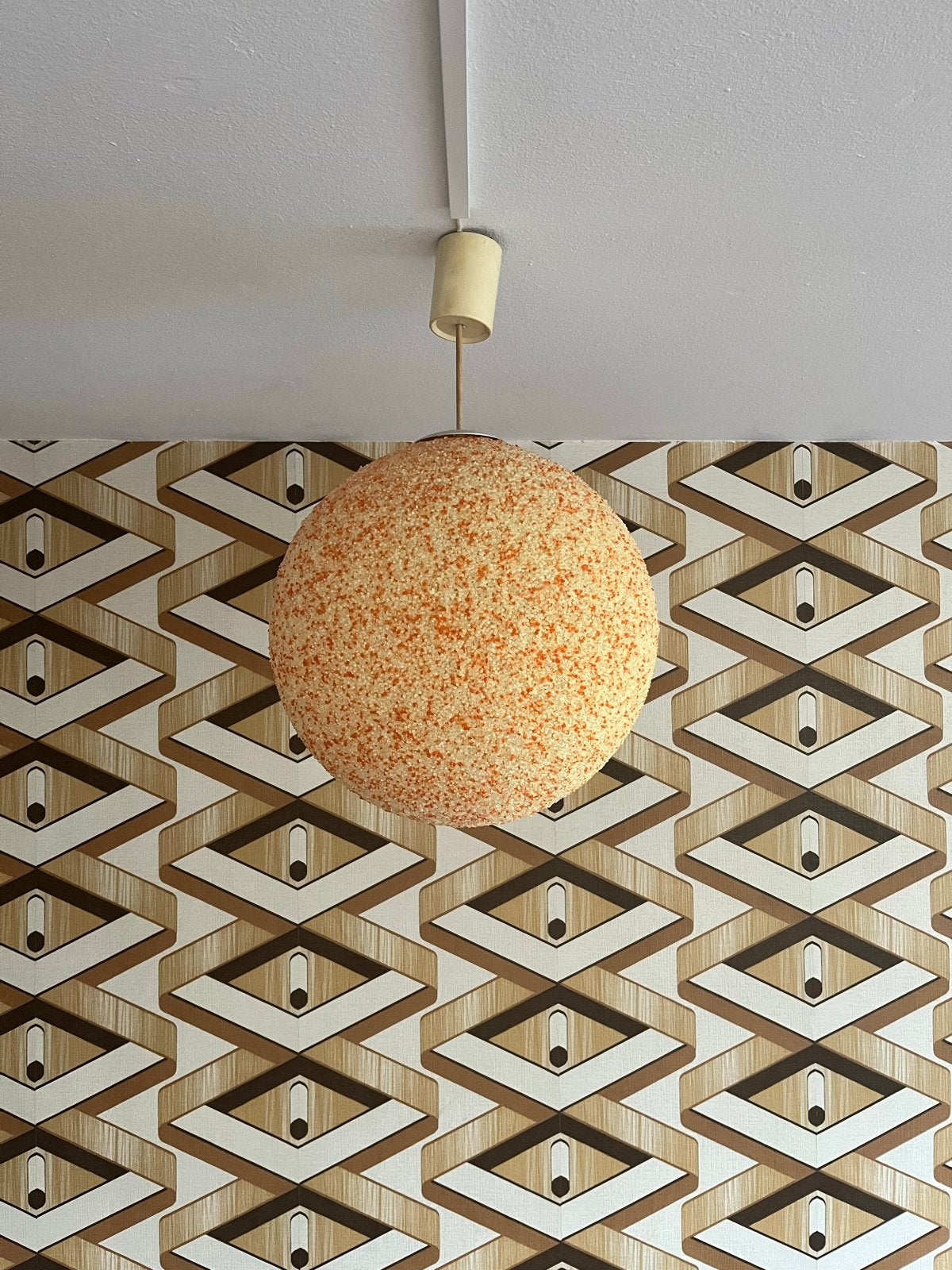 Vintage bolvormige hanglamp met oranje spikkels, Ophalen, Gebruikt, Kunststof, E27 (groot)