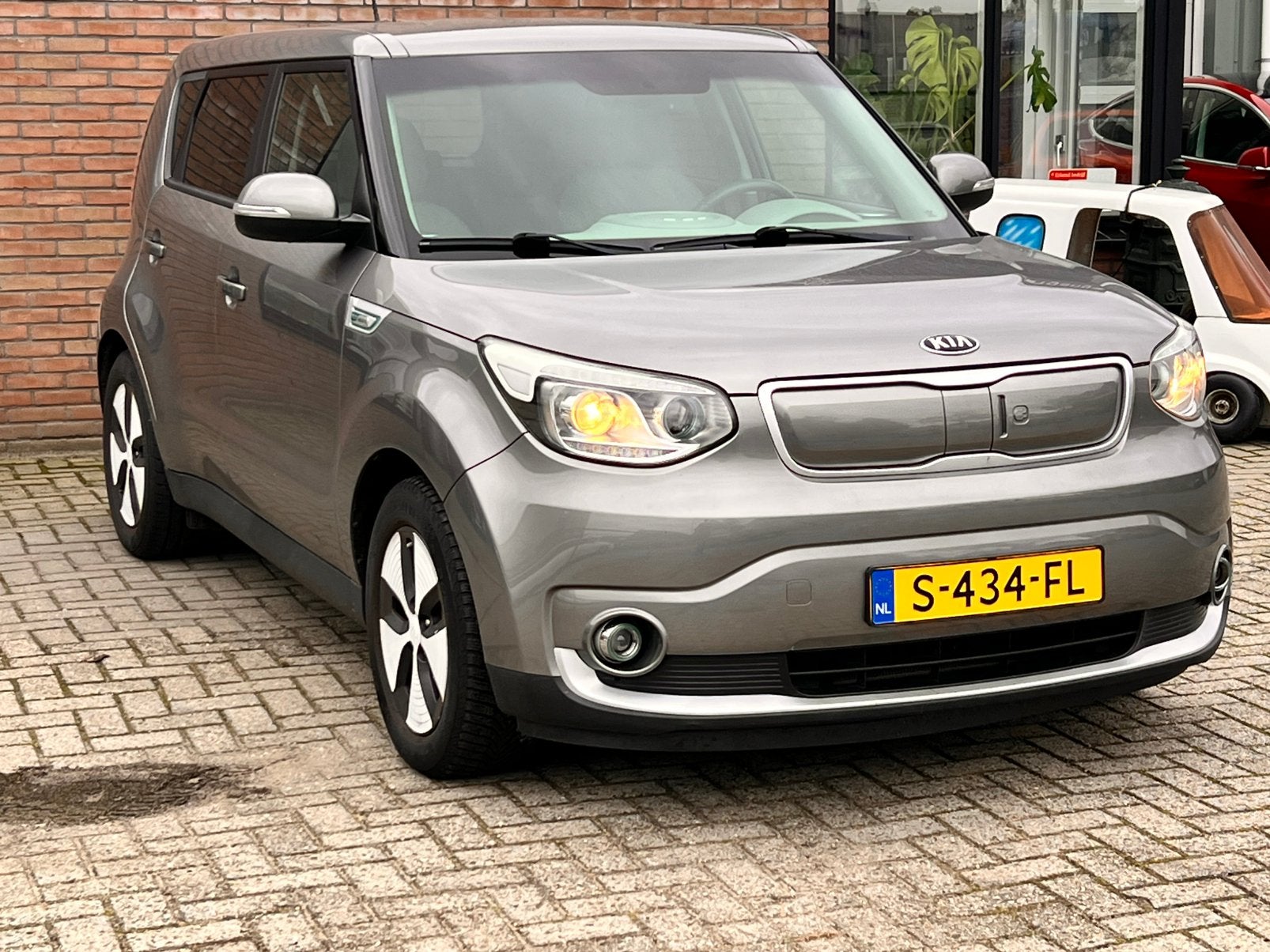 Kia Soul EV 2015 Grijs 27KW/H Trekhaak, Auto's, Stof, Euro 6, 1465 kg, Elektrisch