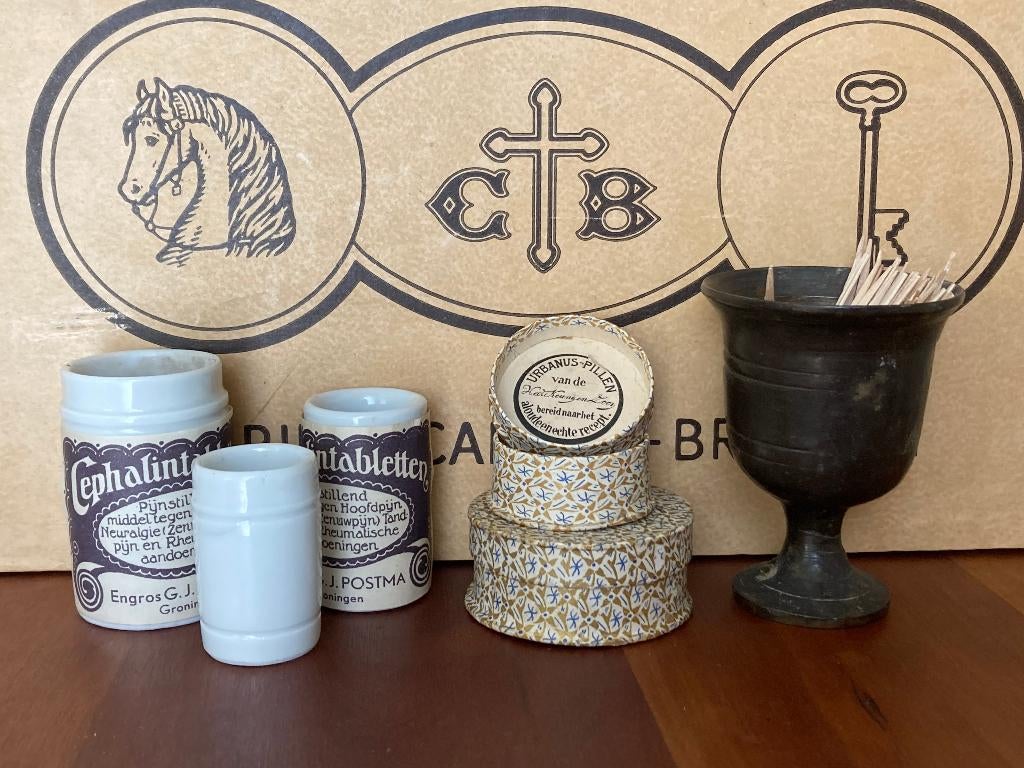 3 Oude zalfpotjes, 2 pillendoosje en apothekers vijzeltje, Antiek en Kunst, Ophalen of Verzenden