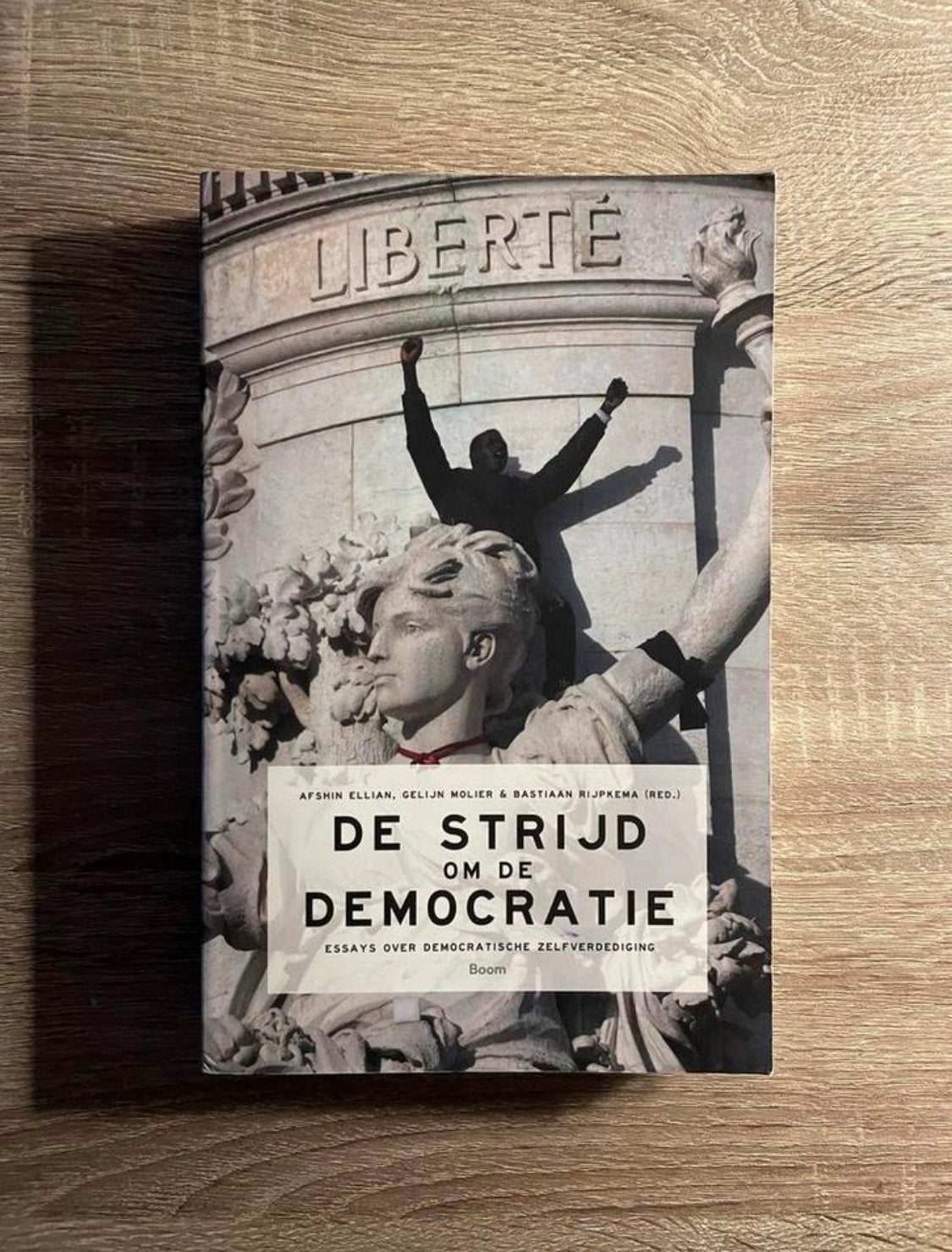 De Strijd om de Democratie, Ophalen of Verzenden, Zo goed als nieuw, Politiek en Staatkunde, Wereld