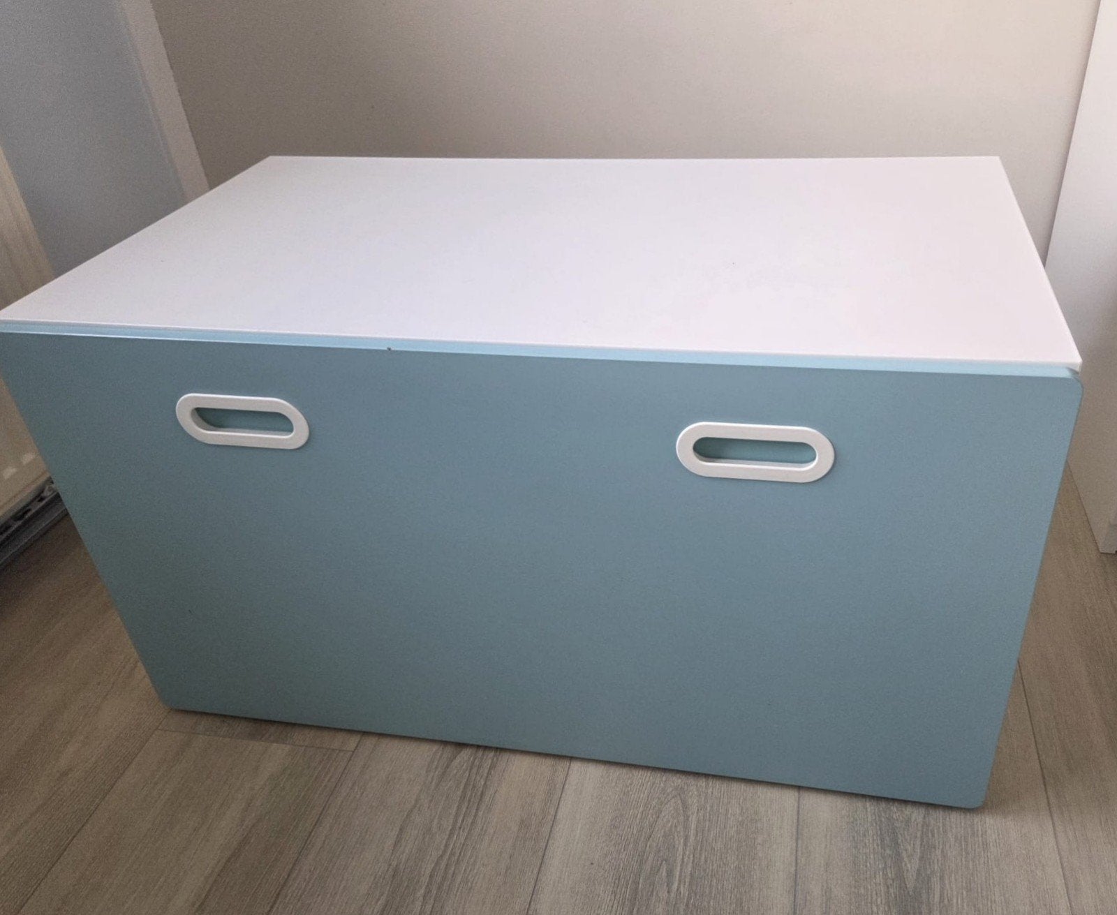 Ikea bank met blauwe lade op wielen, Kinderen en Baby's, Ophalen, Zo goed als nieuw, 75 tot 100 cm, Minder dan 90 cm