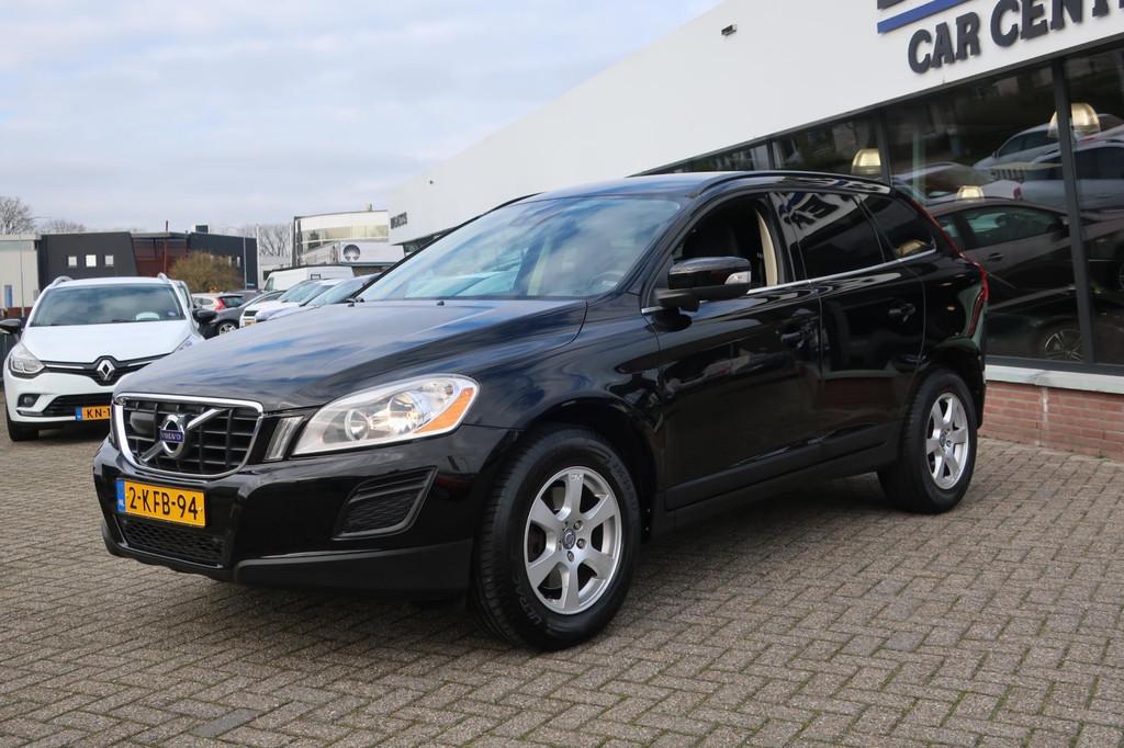 Volvo XC60 2.0 D3 Momentum LED_ADAP-CRUIS_BLIZ_PDC V+A_LIJNA, Auto's, Volvo, Gebruikt, Zwart, 1984 cc, Zwart