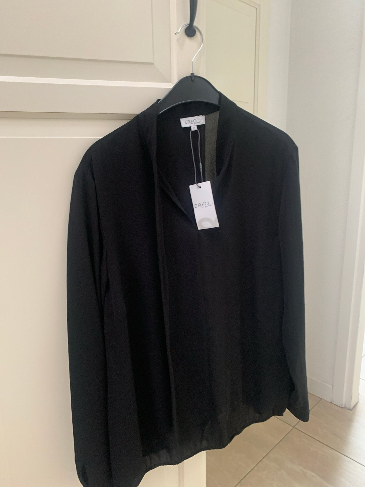 ERFO Zwarte Blouse Maat 42/44 (L) Nieuw met kaartjes, Ophalen of Verzenden, Nieuw, Maat 42/44 (L), Zwart