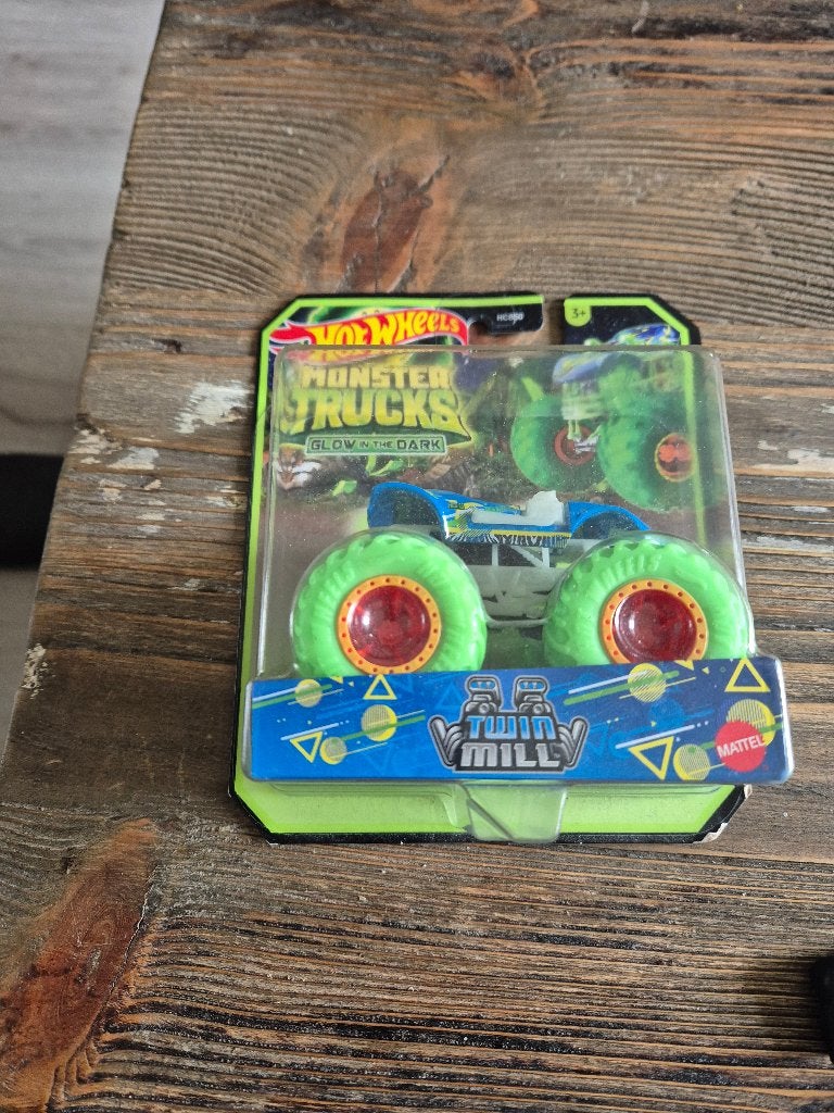 Hot Wheels Monster Truck Glow in the dark twin mill, Ophalen of Verzenden, Nieuw, Auto