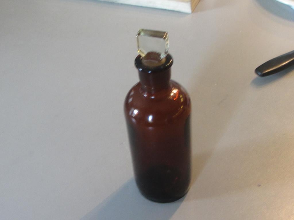 oud bruin flesje met geslepen stop puntgaaf, Antiek en Kunst, Ophalen of Verzenden