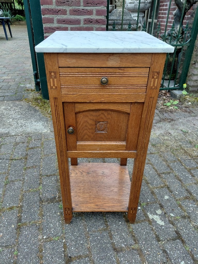Antiek Frans eiken nachtkastje, wit gevlamd marmeren blad., Ophalen