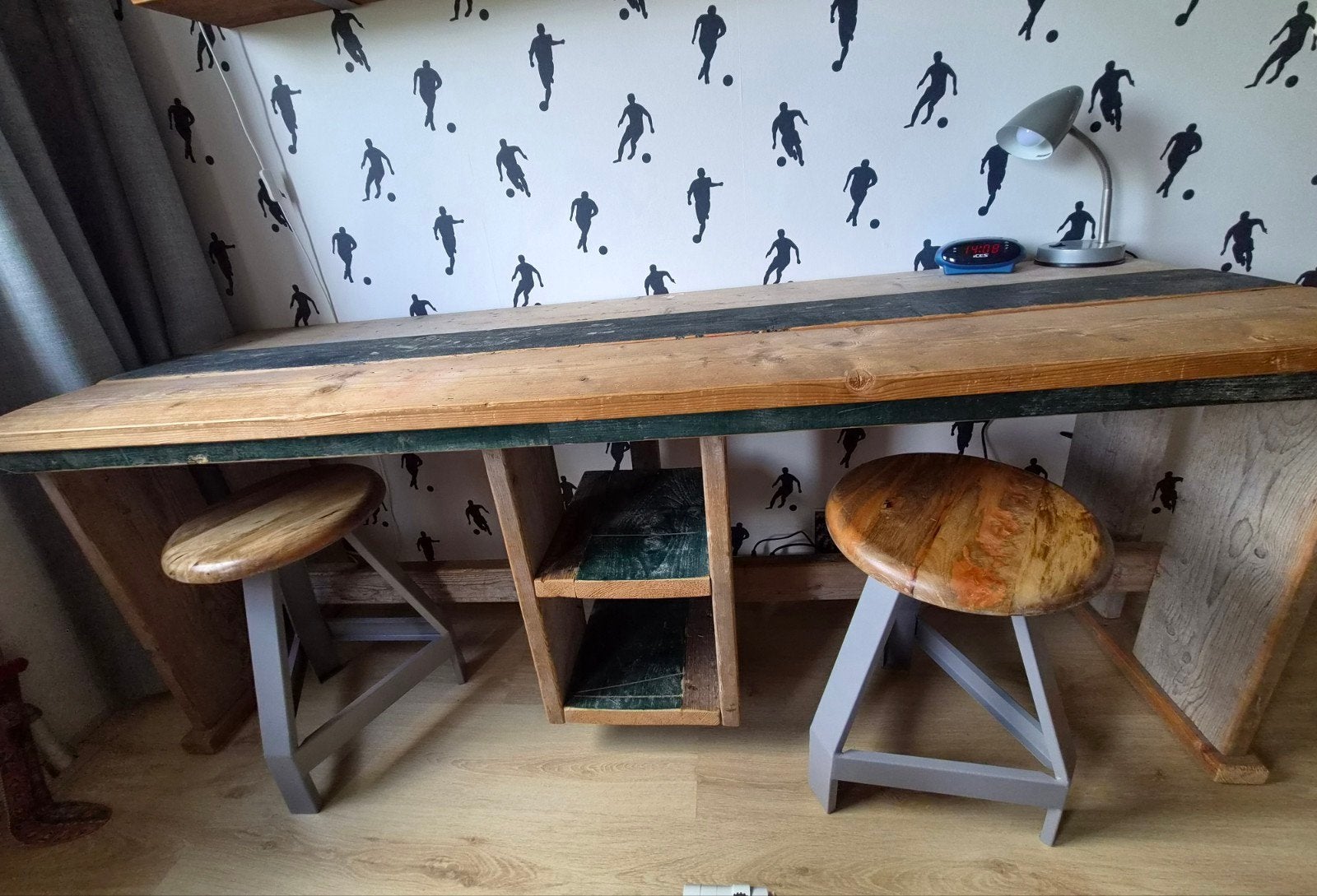 Groot steigerhouten bureau met 2 krukken en opbergruimte, Ophalen, Gebruikt