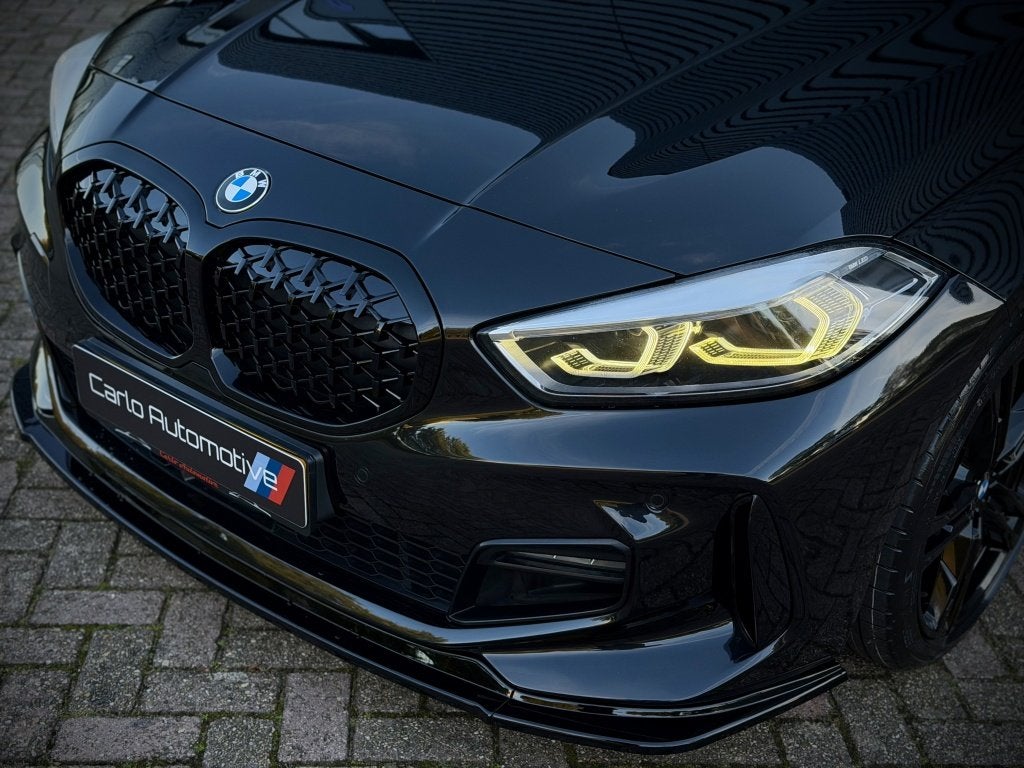 Bmw 1-serie 118i High M-PERF. PANO|SCHAALSTOEL|HUD|ACC|HiFi, Dealer onderhouden, Gebruikt, Zwart, 3 cilinders