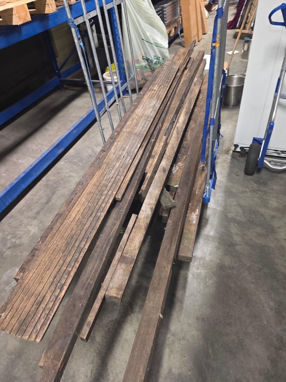 18x Hardhouten planken(4.50 lang) en palen (30x), Ophalen, Gebruikt, 25 tot 50 mm, Plank