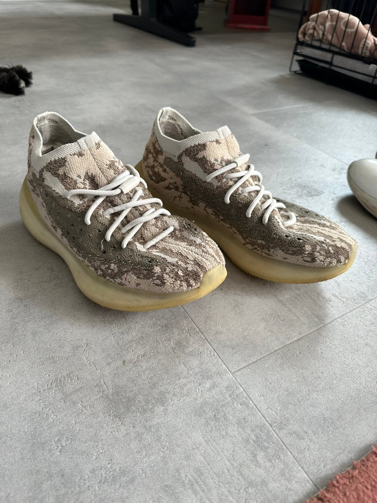 Yeezy 380 pyrite | 44, Ophalen, Zo goed als nieuw