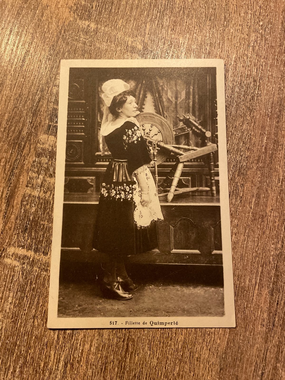 Oude Ansichtkaart: Bretonse Vrouw in Klederdracht (Quimperlé, Ophalen of Verzenden, Gelopen, Klederdracht