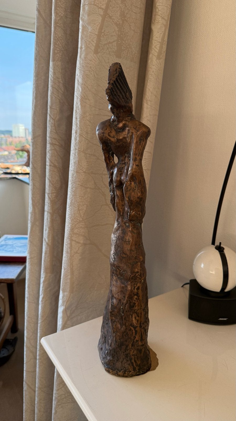 Bronzen beeld van een staande inheemse figuur, Antiek en Kunst, Kunst | Beelden en Houtsnijwerken, Beeld, Abstract, Bruin, Noord-Amerika