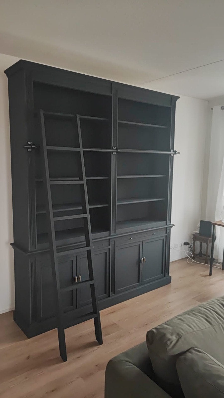 Zwarte bibliotheekkast of boekenkast te koop, Huis en Inrichting, Kasten | Buffetkasten, Ophalen, 200 cm of meer, Zo goed als nieuw