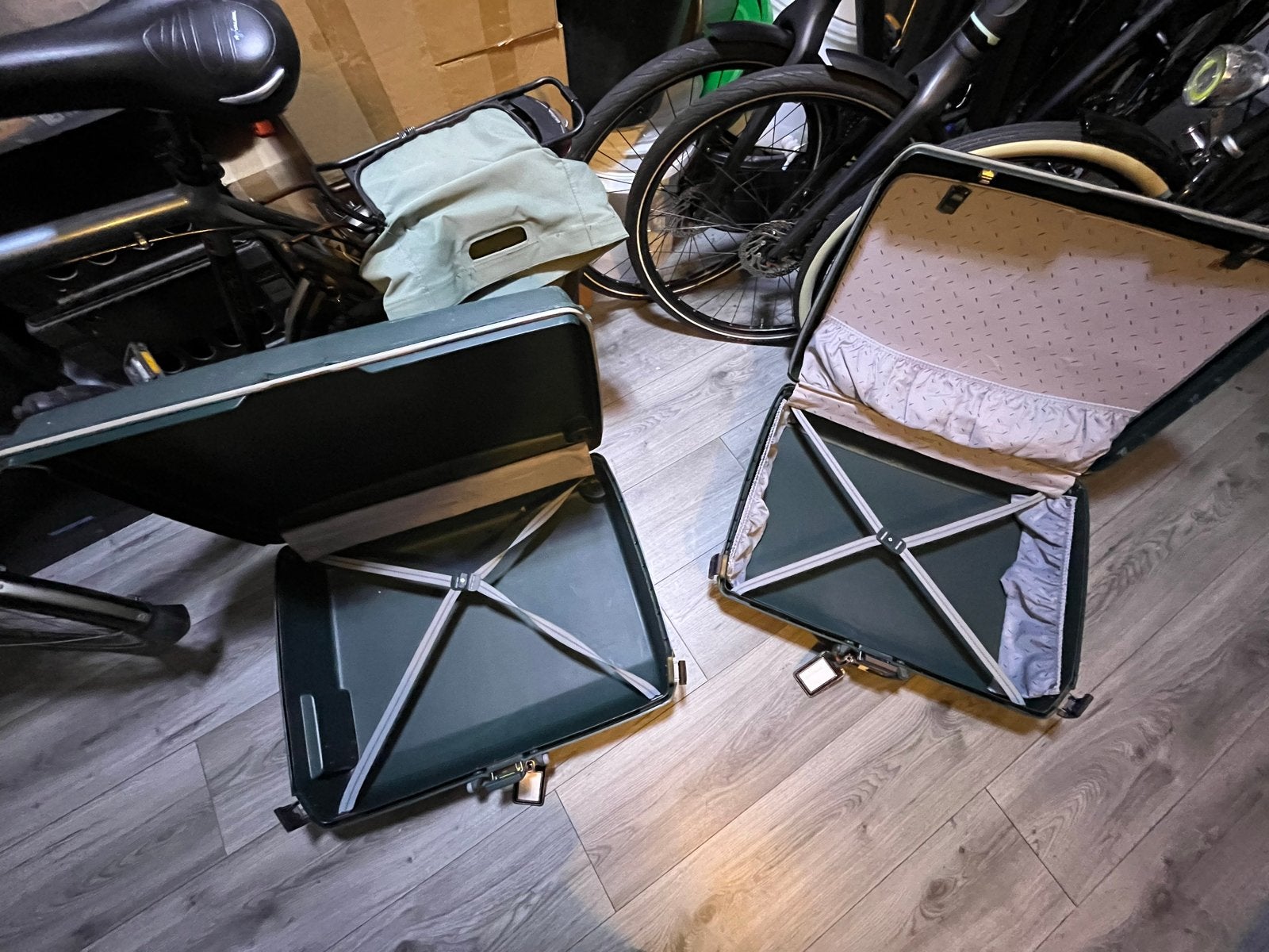Twee Samsonite koffers - Donkergroen met wieltjes, Wieltjes, 30 cm of meer, Gebruikt, Ophalen of Verzenden