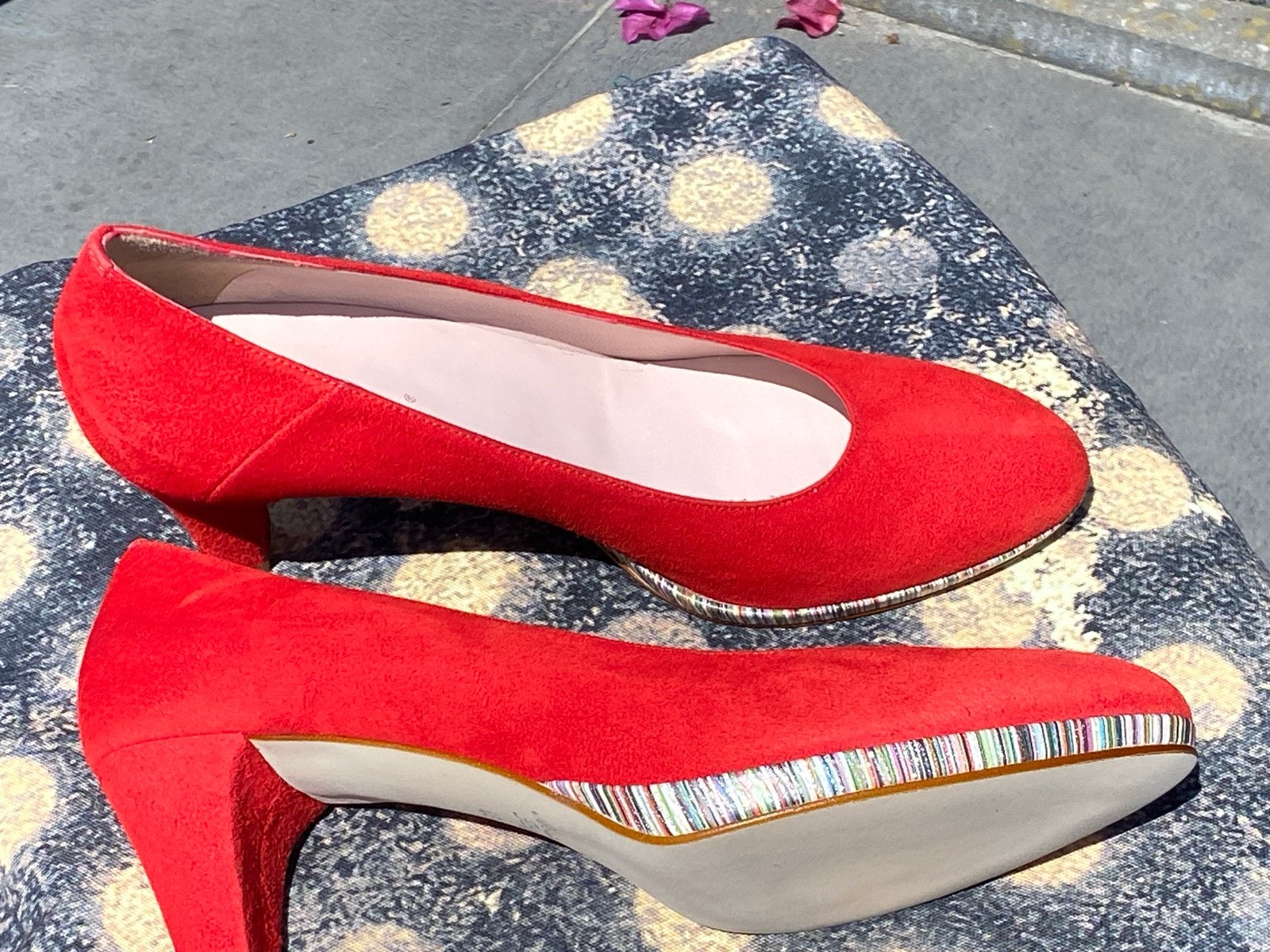 Lilian Rode Suède Pumps - Handgemaakt in Italië, Kleding | Dames, Schoenen, Ophalen of Verzenden, Zo goed als nieuw, Rood, Pumps