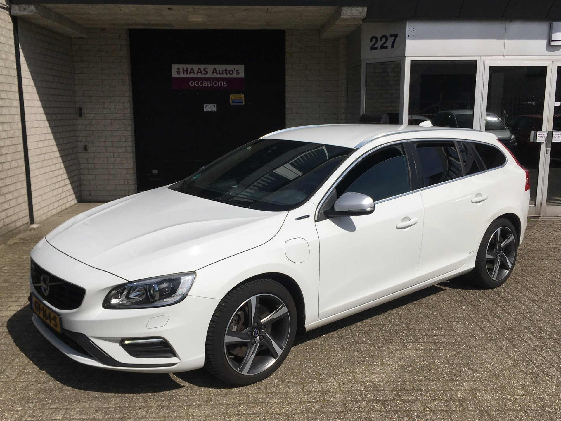 Volvo V60 2.4 D6 Twin Engine R-Design / DEALER SERVICED / LE, Automaat, Dealer onderhouden, Wit, Vierwielaandrijving