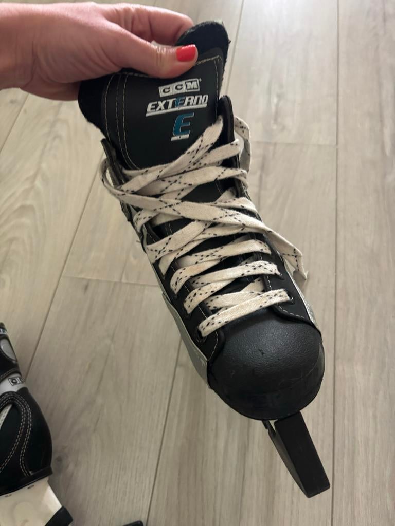 IJshockey schaatsen CCM Extreme E - Maat 39.5 / 246mm, Sport en Fitness, IJshockey, Ophalen of Verzenden, Gebruikt, Schaatsen