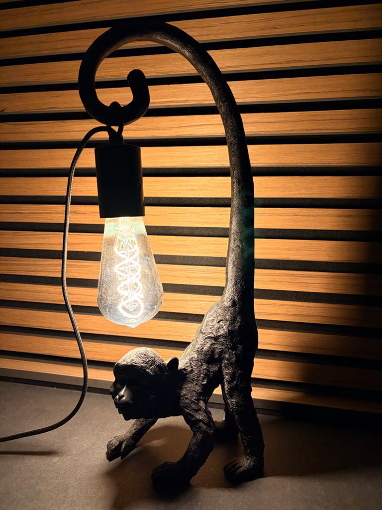 Apenlamp - Unieke tafellamp in de vorm van een aap, Ophalen of Verzenden, Zo goed als nieuw, Metaal, 50 tot 75 cm