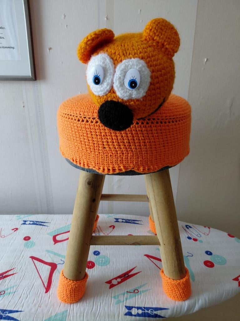 Gehaakte kat op krukje., Huis en Inrichting, Krukjes, Ophalen, Hout