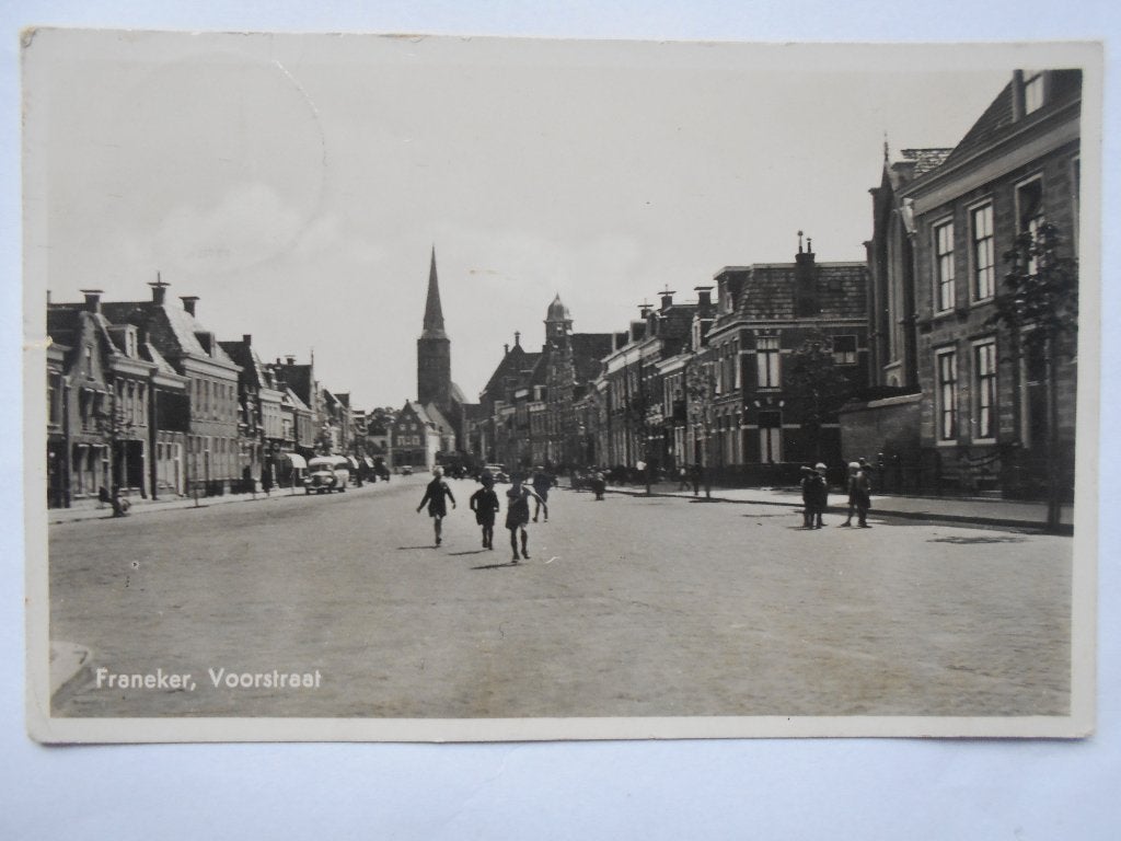 Franeker Voorstraat kinderen op straat Frjentsjer rond 1934, Ophalen of Verzenden, 1920 tot 1940, Gelopen, Friesland