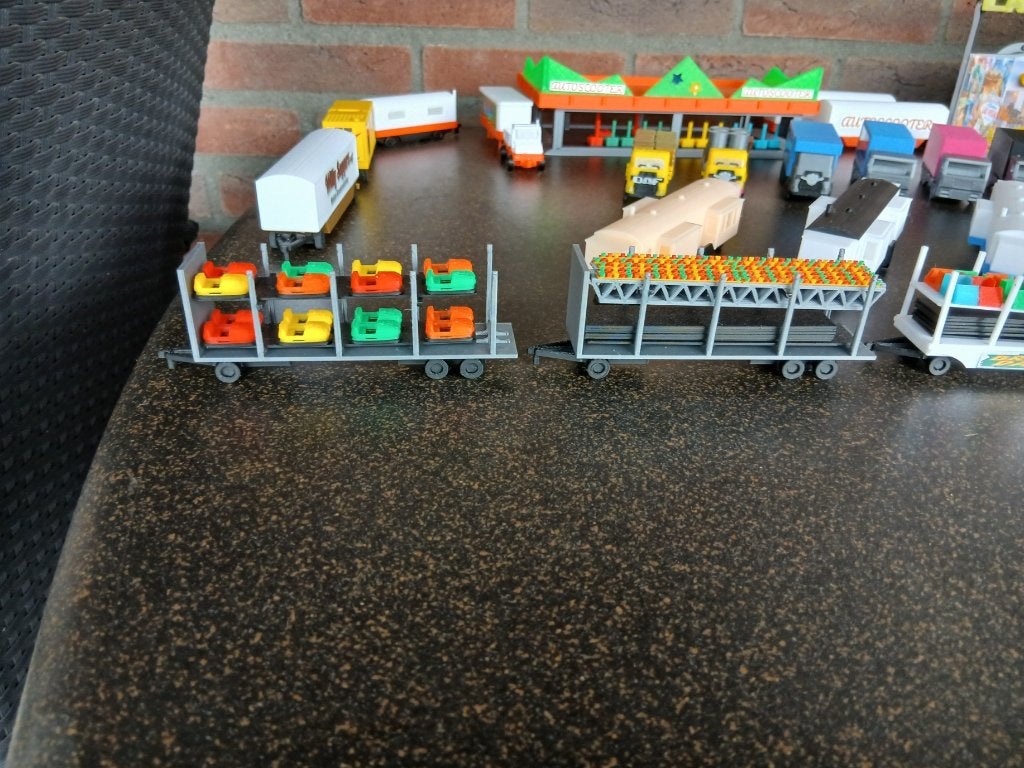 Autoscooter KERMIS een middenbouw EN een botswagentrailer, Overige merken, 1:50 of kleiner, Nieuw, Ophalen of Verzenden