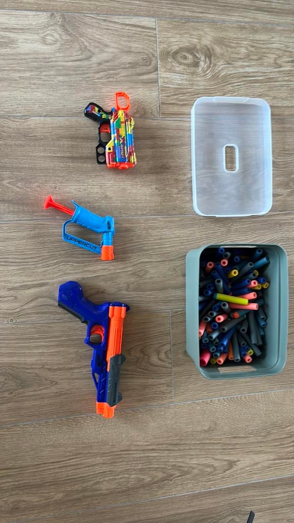2 nerf en een x shot en een bak met 130 pijltjes, Ophalen of Verzenden, Nieuw