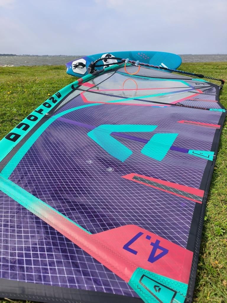 Te koop - Duotone Super Hero 4.7, Watersport en Boten, Windsurfen, Ophalen, Zo goed als nieuw, Zeil, Met draagtas
