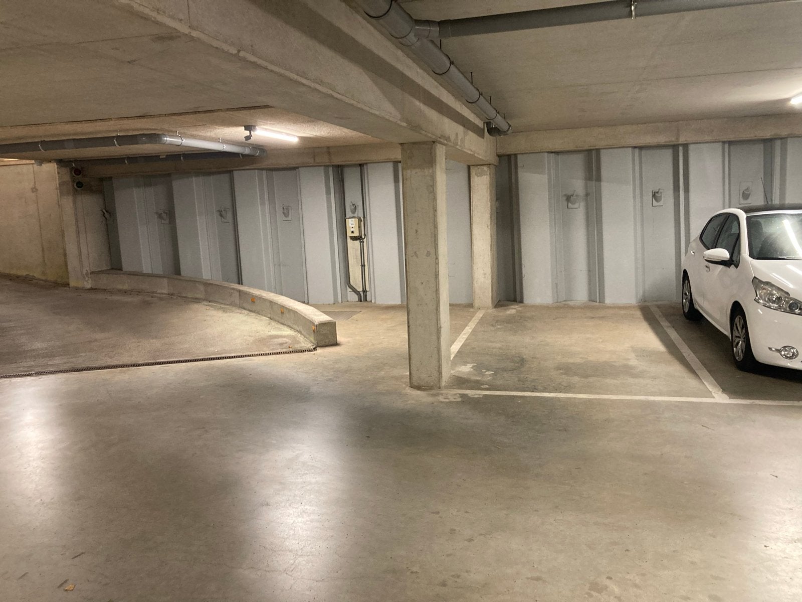 Besloten parkeerplaatsen, Huizen en Kamers, Noord-Holland