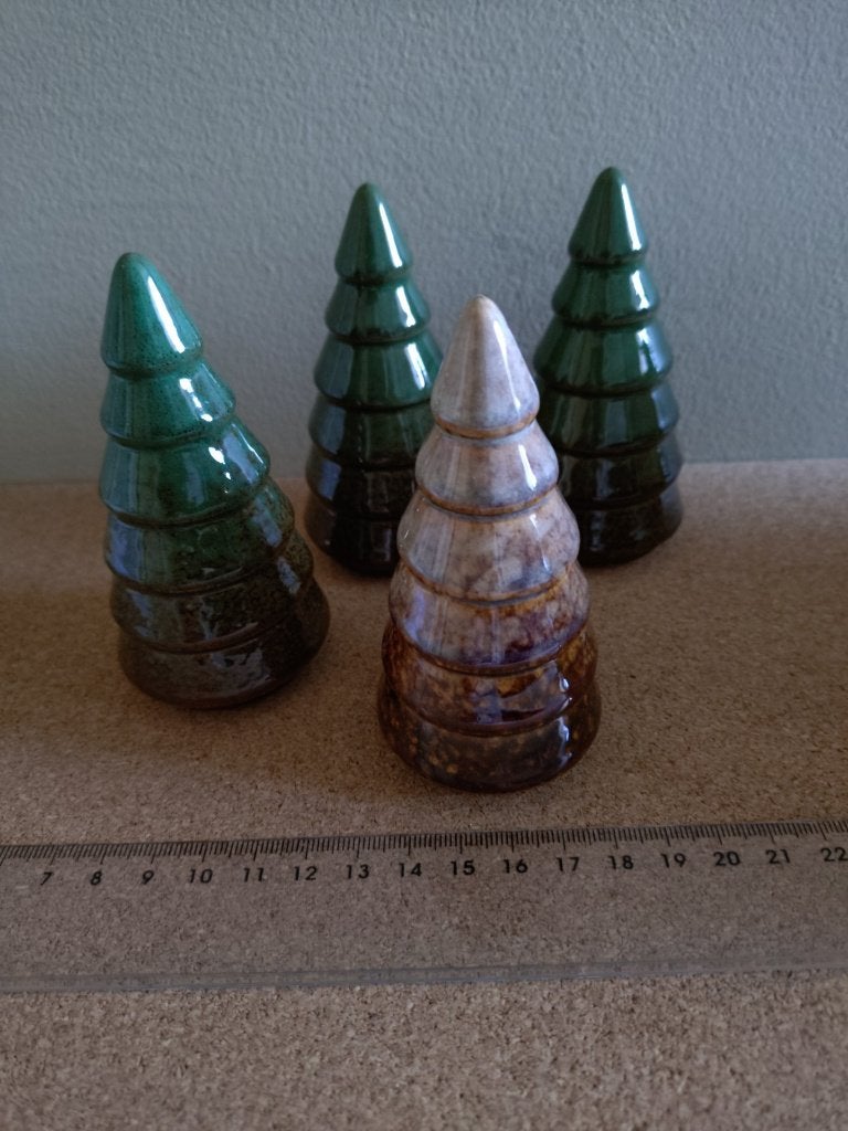 Te koop 4 x nieuwe aardewerk (kerst) boompjes 9 x 5 cm, Diversen, Ophalen, Nieuw