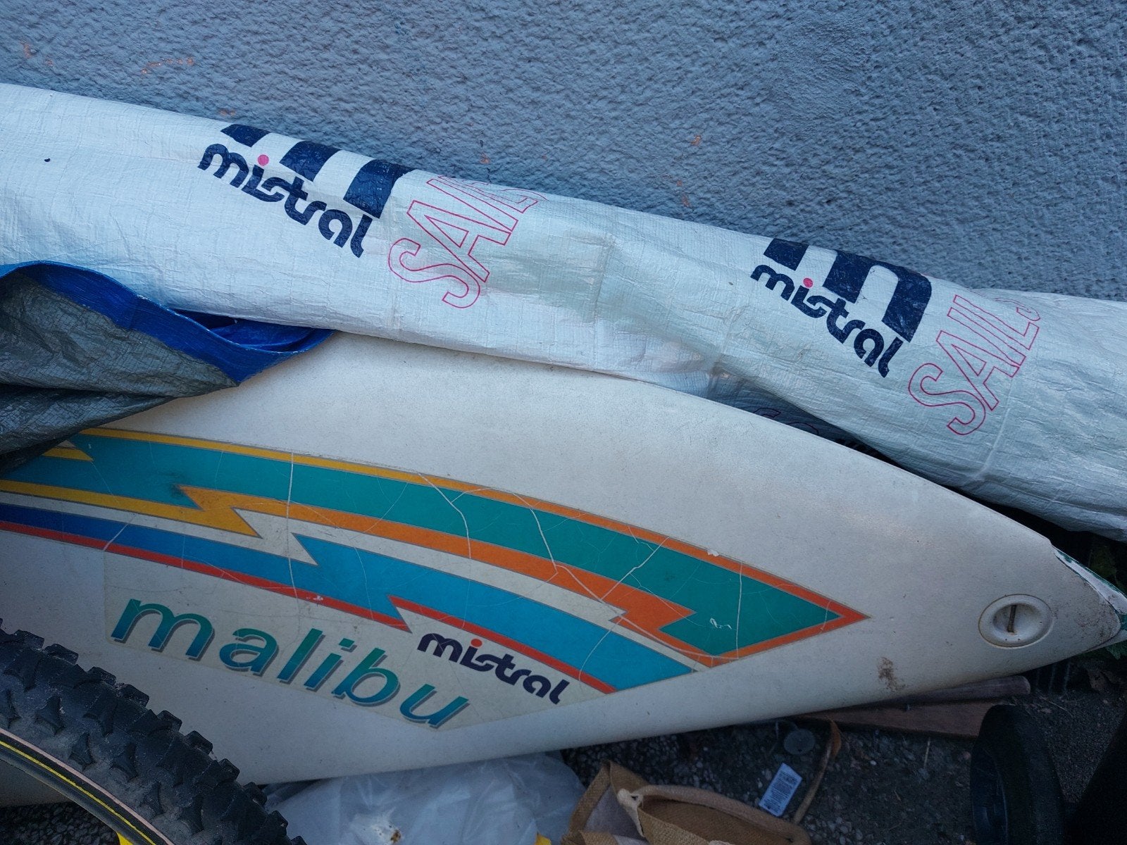 mistral plank met kinder en groot zeil, Watersport en Boten, Windsurfen, Ophalen, Gebruikt, Complete set